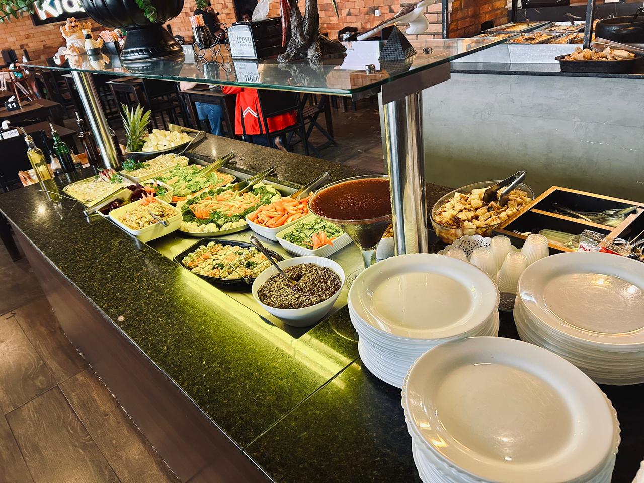 Buffet de saladas e acompanhamentos